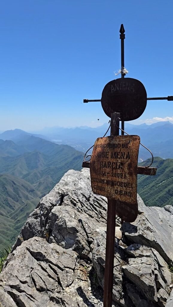 Vista desde la cima de Pico Antena en el Cerro de la Silla