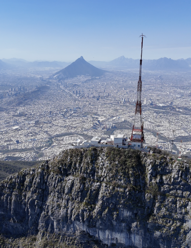 Pico Antena con vista de Monterrey atrás