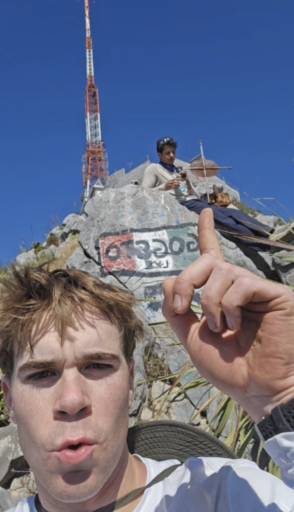 Cómo se ve desde la cima de Pico Antena en el Cerro de la Silla
